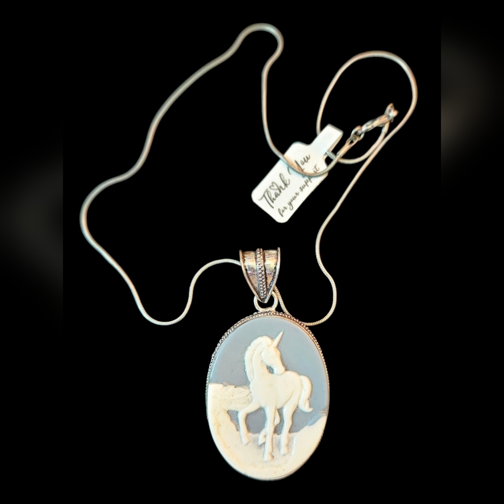 NWT Elegant Silver UNICORN Cameo Pendant Necklace